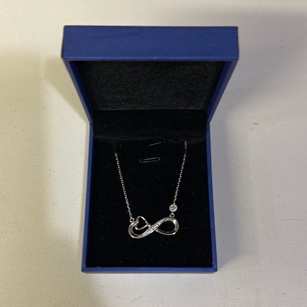 BNIB Silver Infinity Necklace 18” chain - Picture 2 of 3